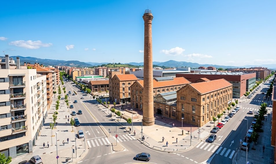 Vistas de la antigua fábrica de azúcar, el recinto ferial y la zona moderna de El Sucre en Vic
